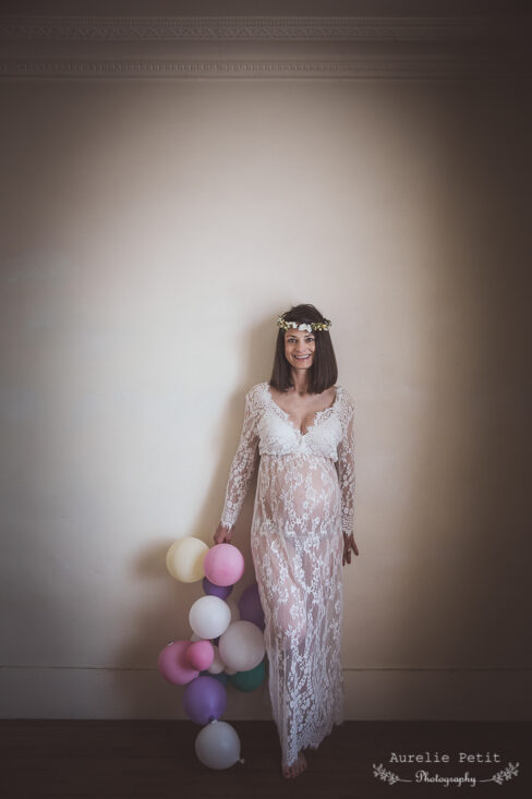 Séance photo grossesse artistique Yvelines Photographe poétique couleurs pastel 78 shooting maternité robes vintage couronnes fleurs ballons