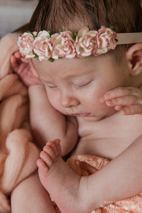 Seance photo poetique bebe fille endormie panier bol bois laine vieux rose vieilli vintage 78 retro couleurs pastels douces photographe (1)
