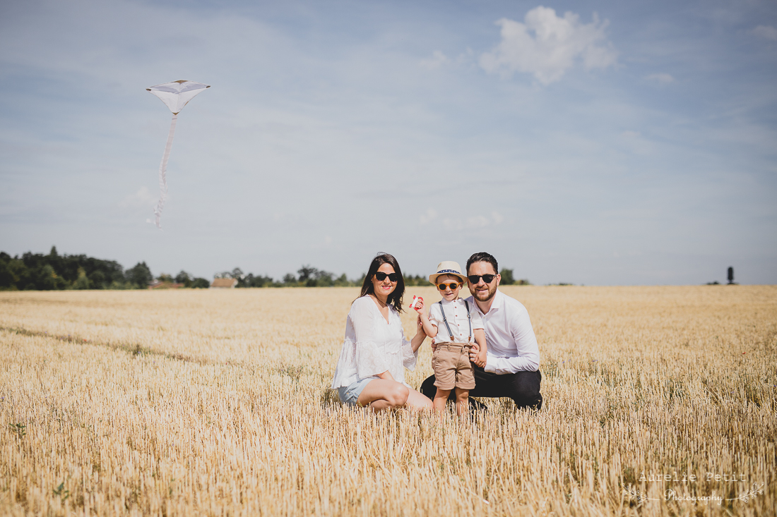 Shooting photo grossesse famille simple nature champ de blé